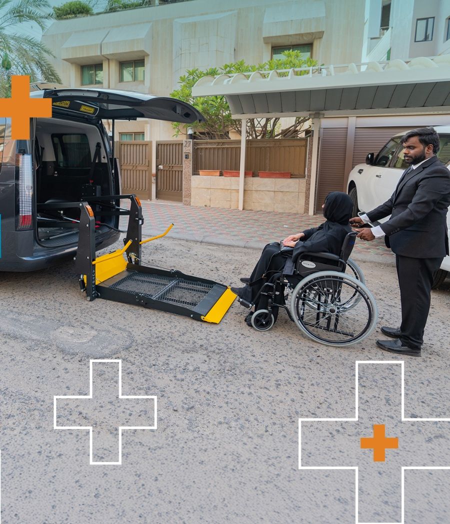 سائق يرافق راكبة من باب المنزل إلى المركبة