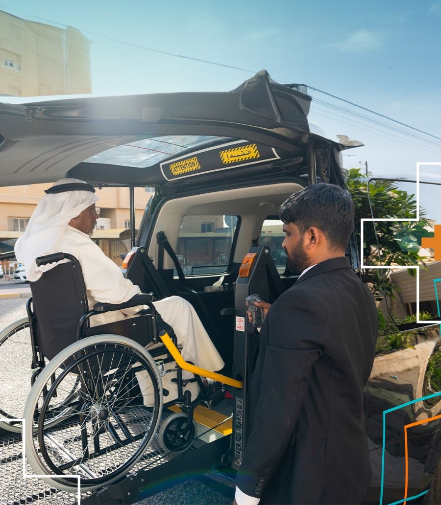 سائق يساعد راكباً على الصعود بالمصعد الكهربائي